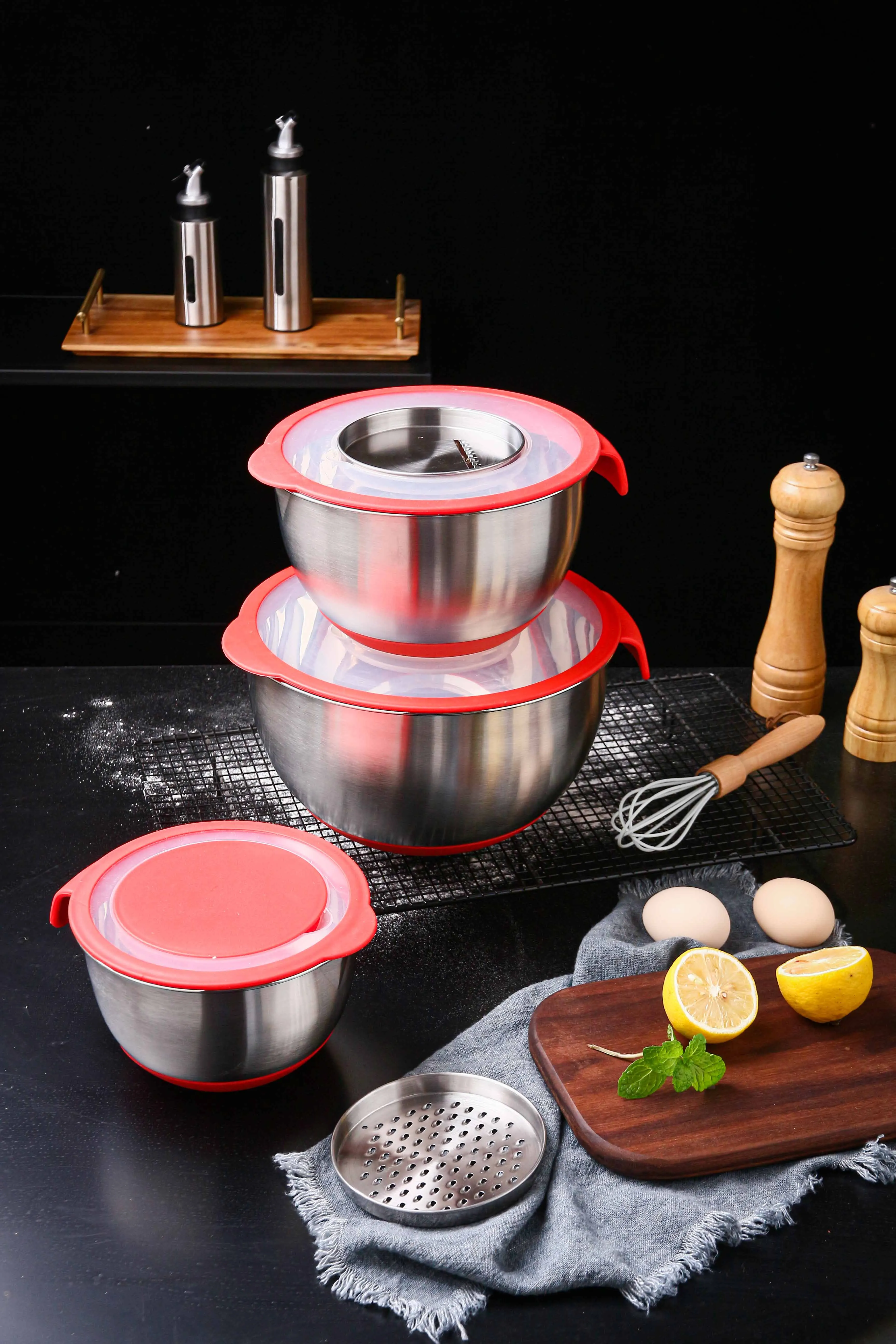 Stainless Steel Metal Mixing Fruit Salad Bowls With Airtight Lids Set with 3 Grater Attachments