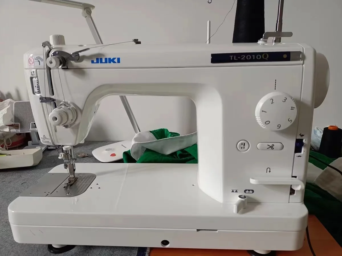 Factory Outlet Jukis 2010 Mid-Arm Quilting and Piecing Sewing Machine with Automatic Thread Trimmer and Speed Control
