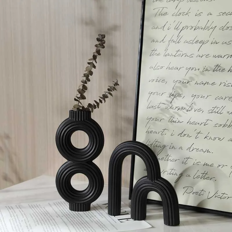 Wholesale Nordic style wedding centerpiece vase black and white donut shaped ceramic vase for home decoration