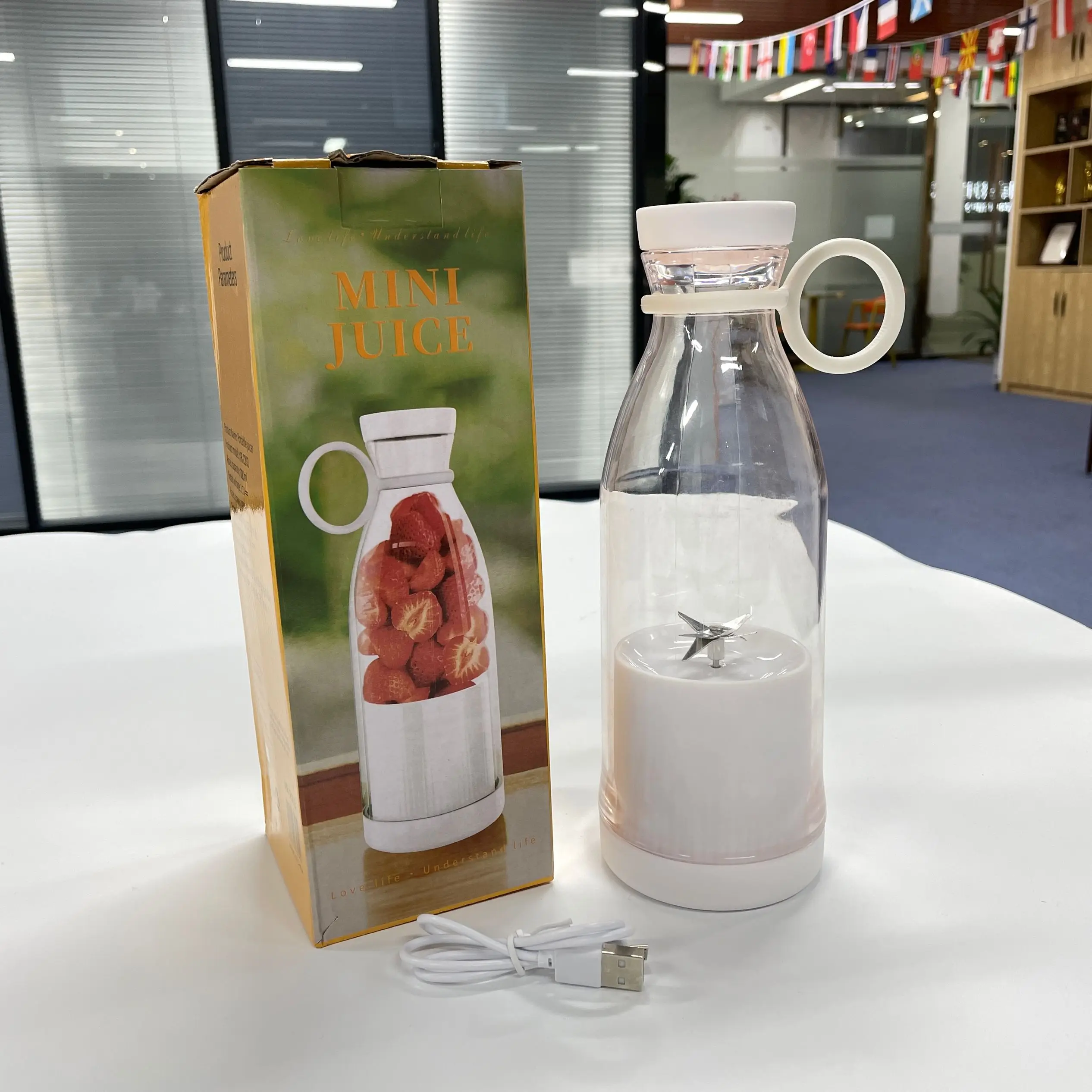 Rechargeable Smoothie Mixer Extractor Electric Fruit Juice Bottle Mini Portable Fresh Juicer Blender Personal Travel Sports Car