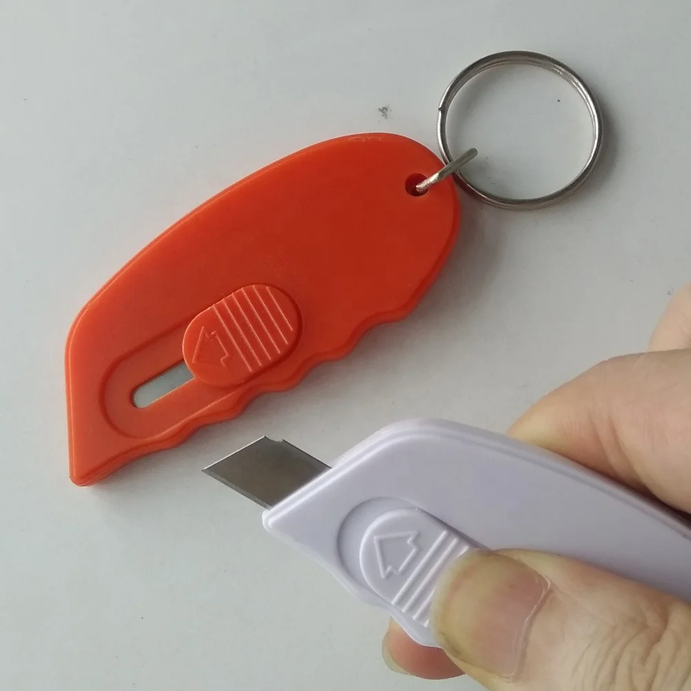 Пластиковый брелок с открывалкой для букв