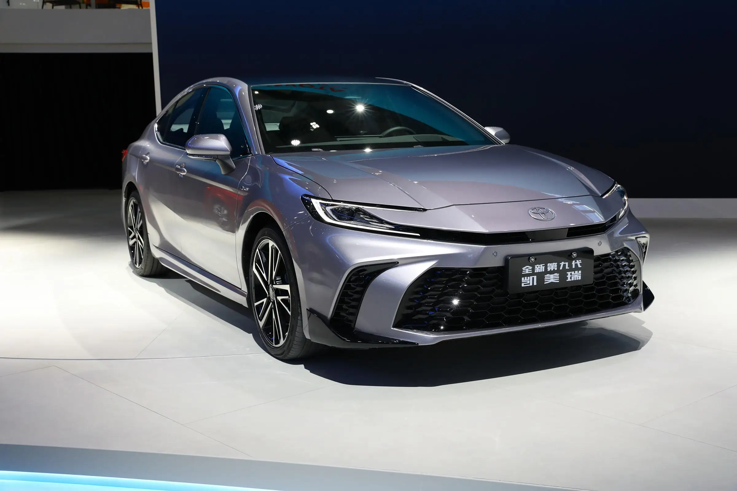 В наличии 2024 светодиод новый высококачественный двухмоторный 2 0 Toyota Camry Элитный автомобиль