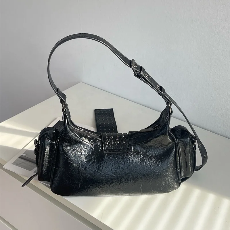 Женская сумка на плечо с карманами