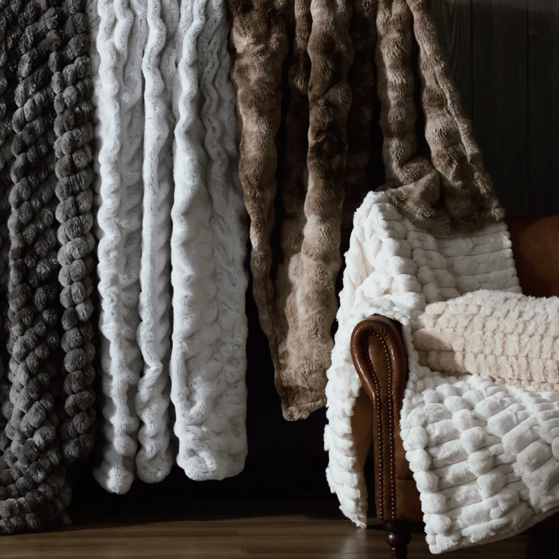 2025 New Design High Quality Rabbit Fur Blanket Throw Low Moq Custom Super Soft Warm Faux Rabbit Fur Blanket for Winter