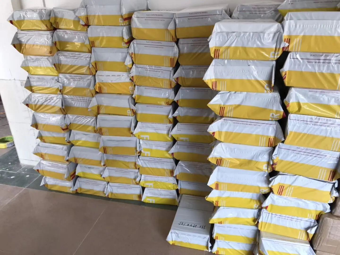 Retro 4s women men Military Black Cat White Oreo Red Thunder Sail University Blue Patent Bred College Grey  basketball shoes