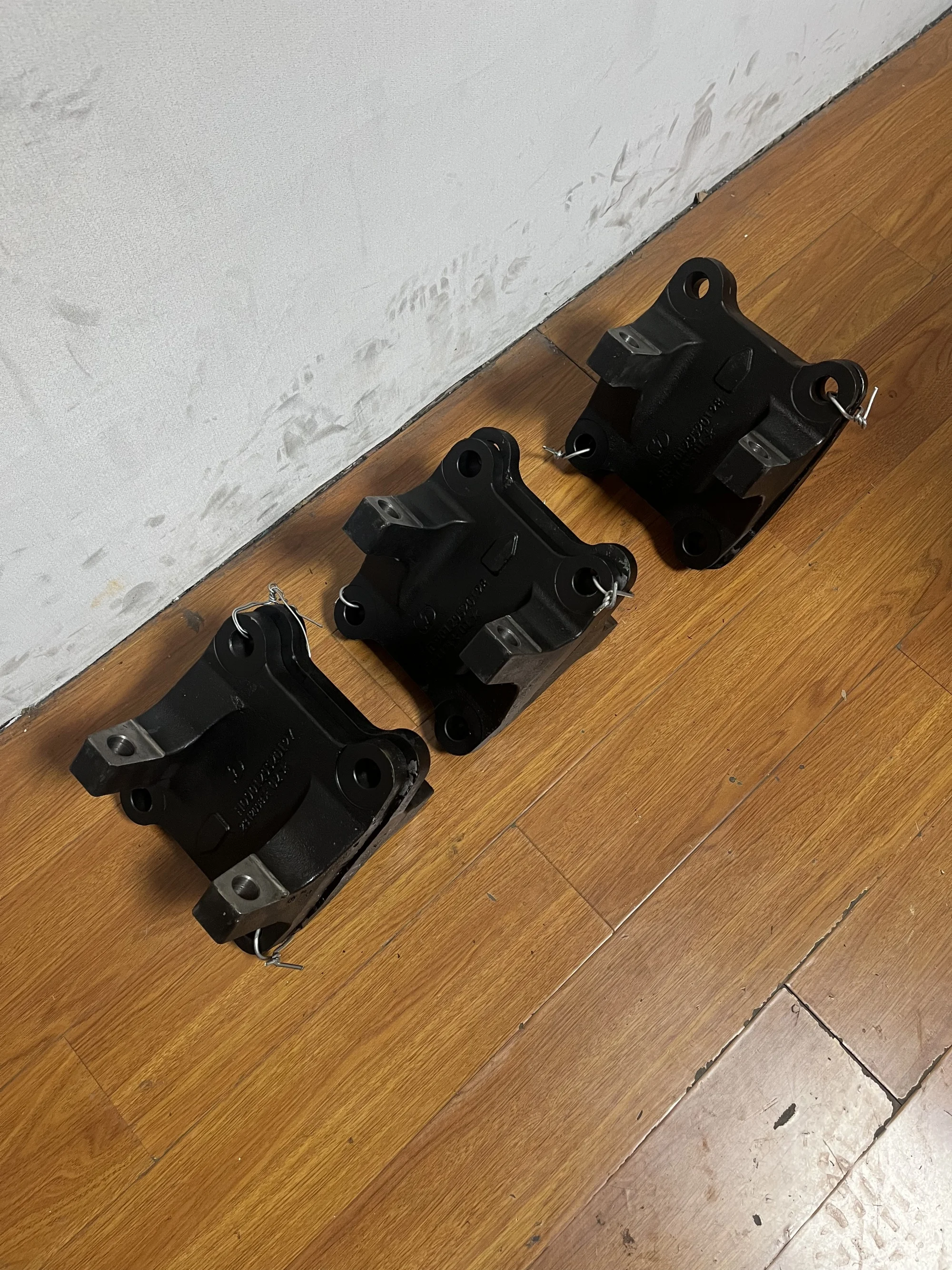 Shacman HD90129520128 Lower support right car Accessories diesel Engine Parts Auto Engine Parts car Parts Replacement