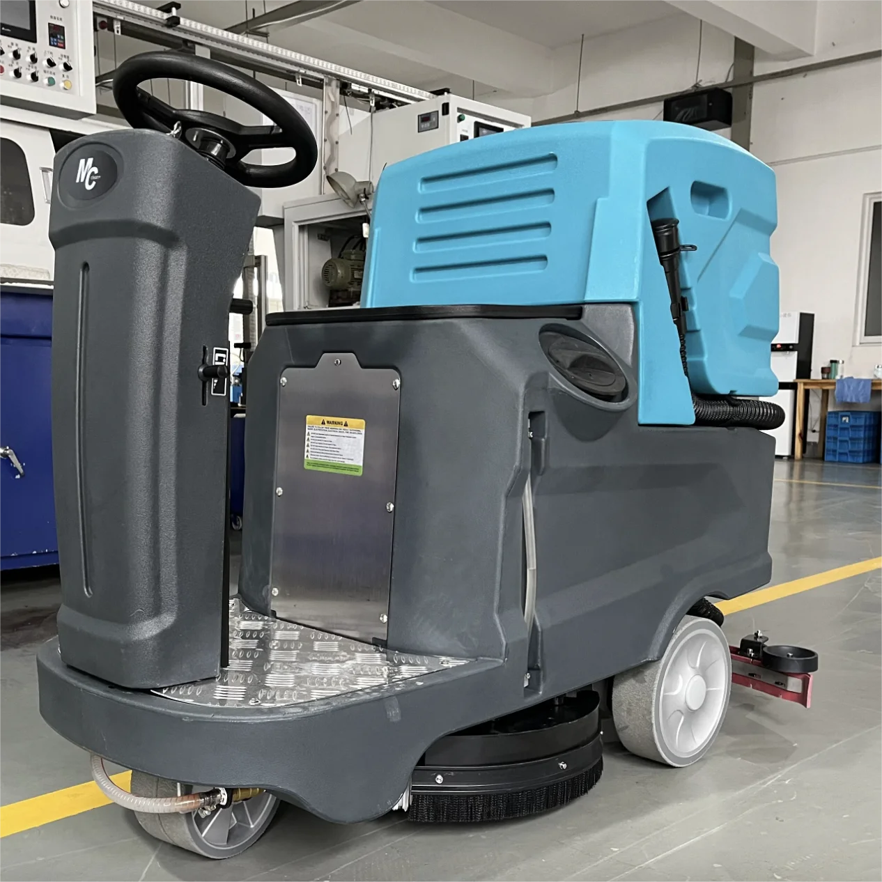 160L large capacity water tank, ride on floor scrubber RD560,Large capacity water tank,high efficiency