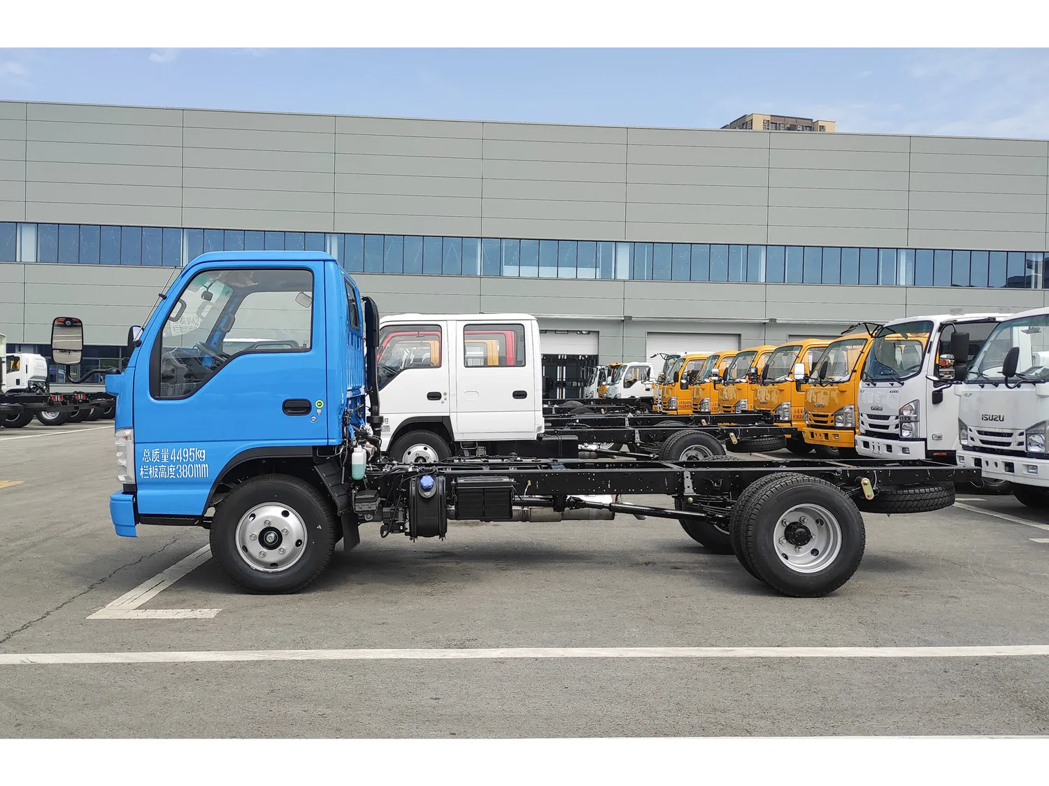 Прямая Продажа с завода шасси грузовика ISUZU дизельным двигателем 4HK1 дешевое Euro V 4tons NKR55 для продажи