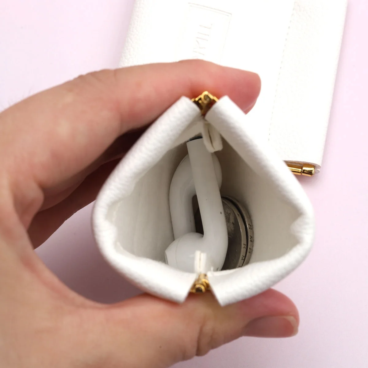 Custom Embossed Logo Small Leather Jewelry Pouch With Magnet White Pu Leather Earring Necklace Bracelet Jewelry Bag