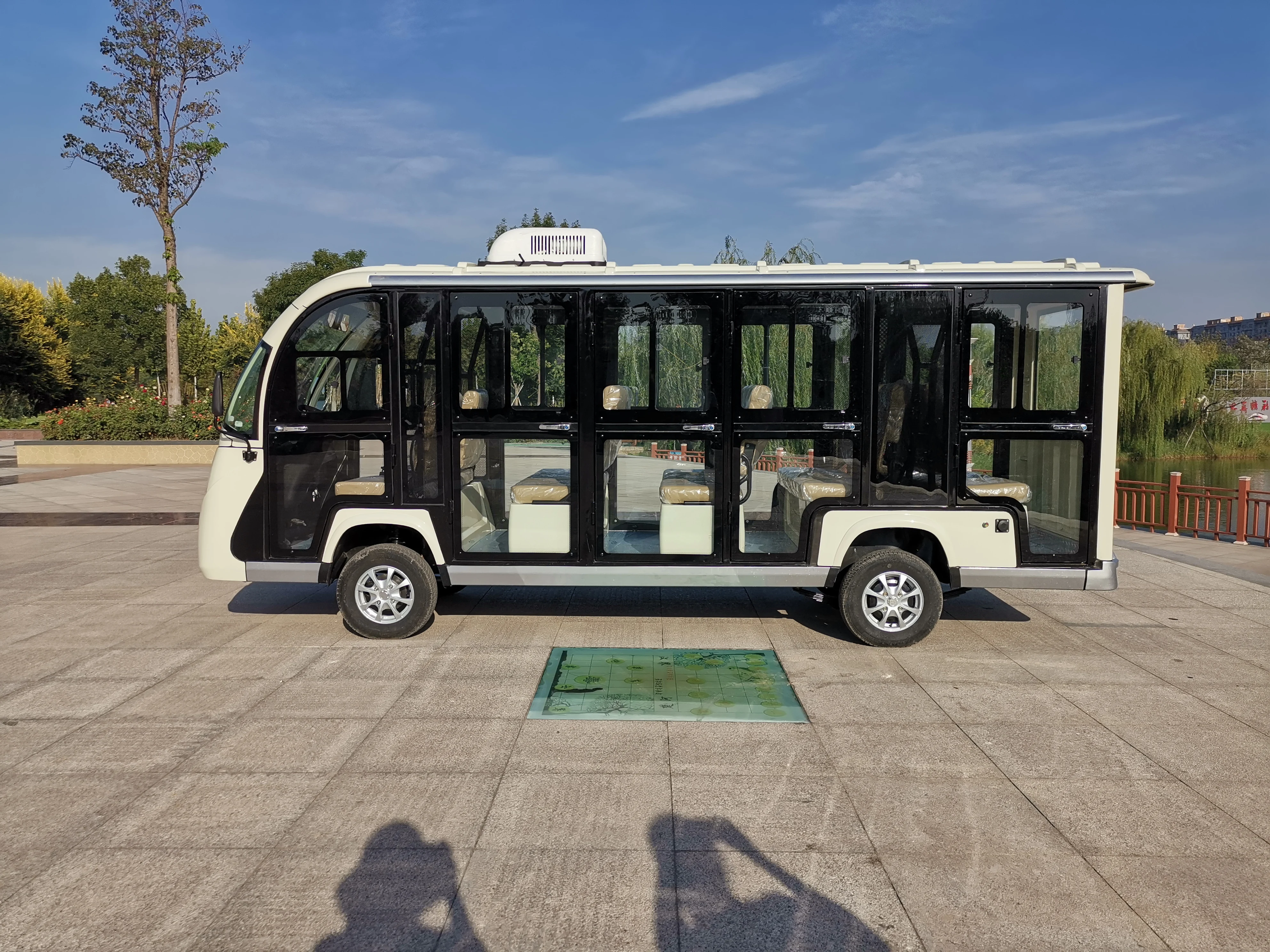 Off Road China Electric Enclosed Sightseeing Tour Buses Car