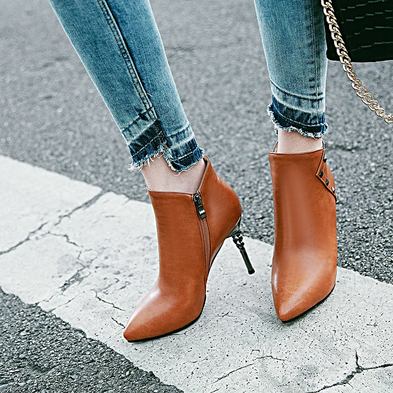 Пикантные сапоги с заклепками на высоком каблуке, короткие сапоги на тонком металлическом каблуке, весенние праздничные сапоги