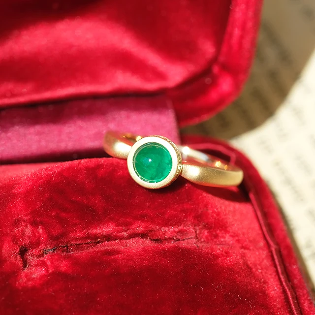 
Cabochon Emerald Engagement Rings Simple Design Round Stone Gold Rings With Real Diamonds 