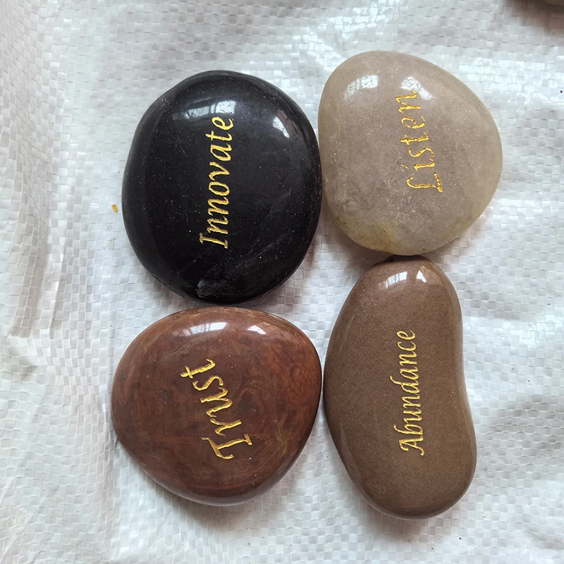 Смешанный кварцевый кристалл слово камень Гравий образец резервуар для декора из натуральных камней и минералов коробка с гравировкой на заказ речной скалы