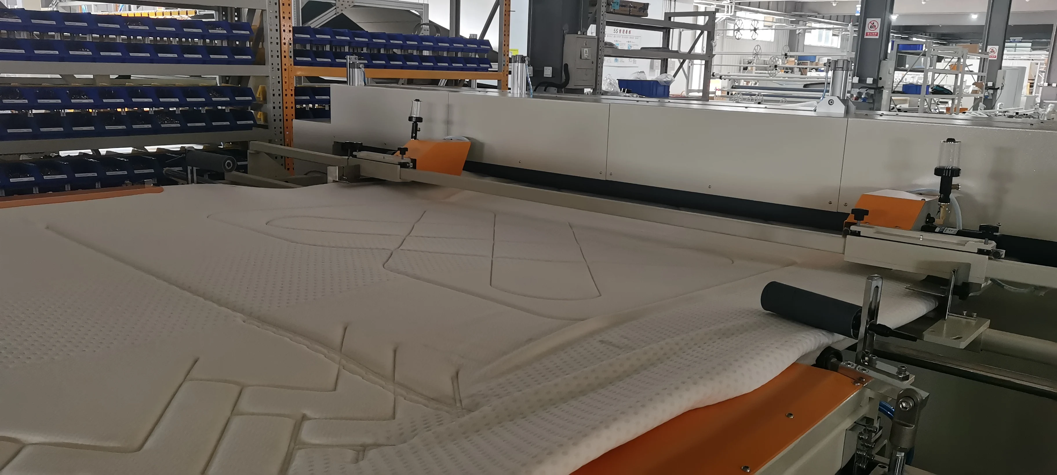  Компьютеризированная автоматическая стеганая машина Richpeace (непрерывная подача)