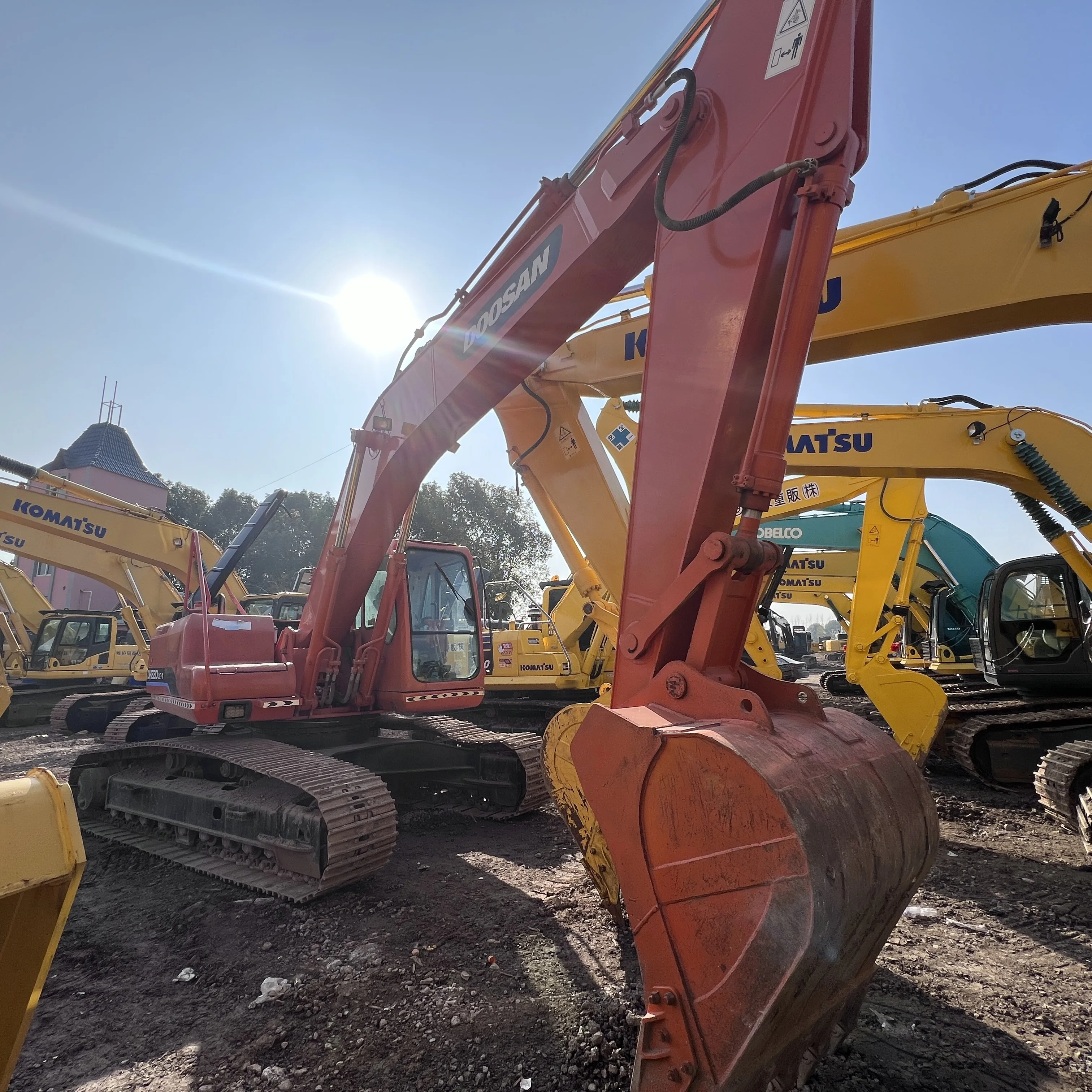 Хорошее состояние Инженерная строительная техника Doosan DH220 гусеничный экскаватор 20 тонн б/у