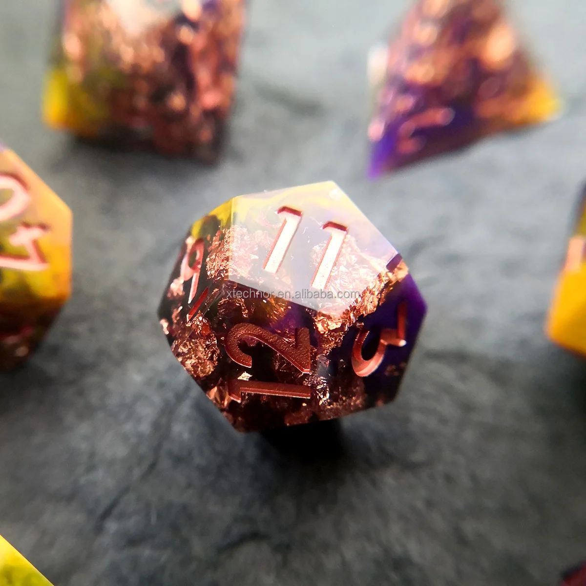 Пользовательский полный набор многогранных игральных костей DnD острых краев ручной работы DND для