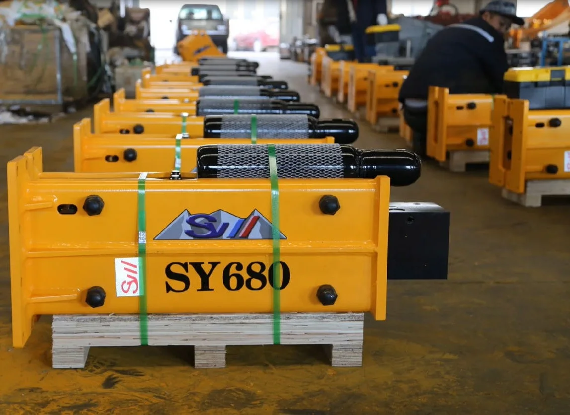 Factory direct sales 5-7 tons excavator using hydraulic crushing hammer 680 buy 10 to get one High quality, strong impact