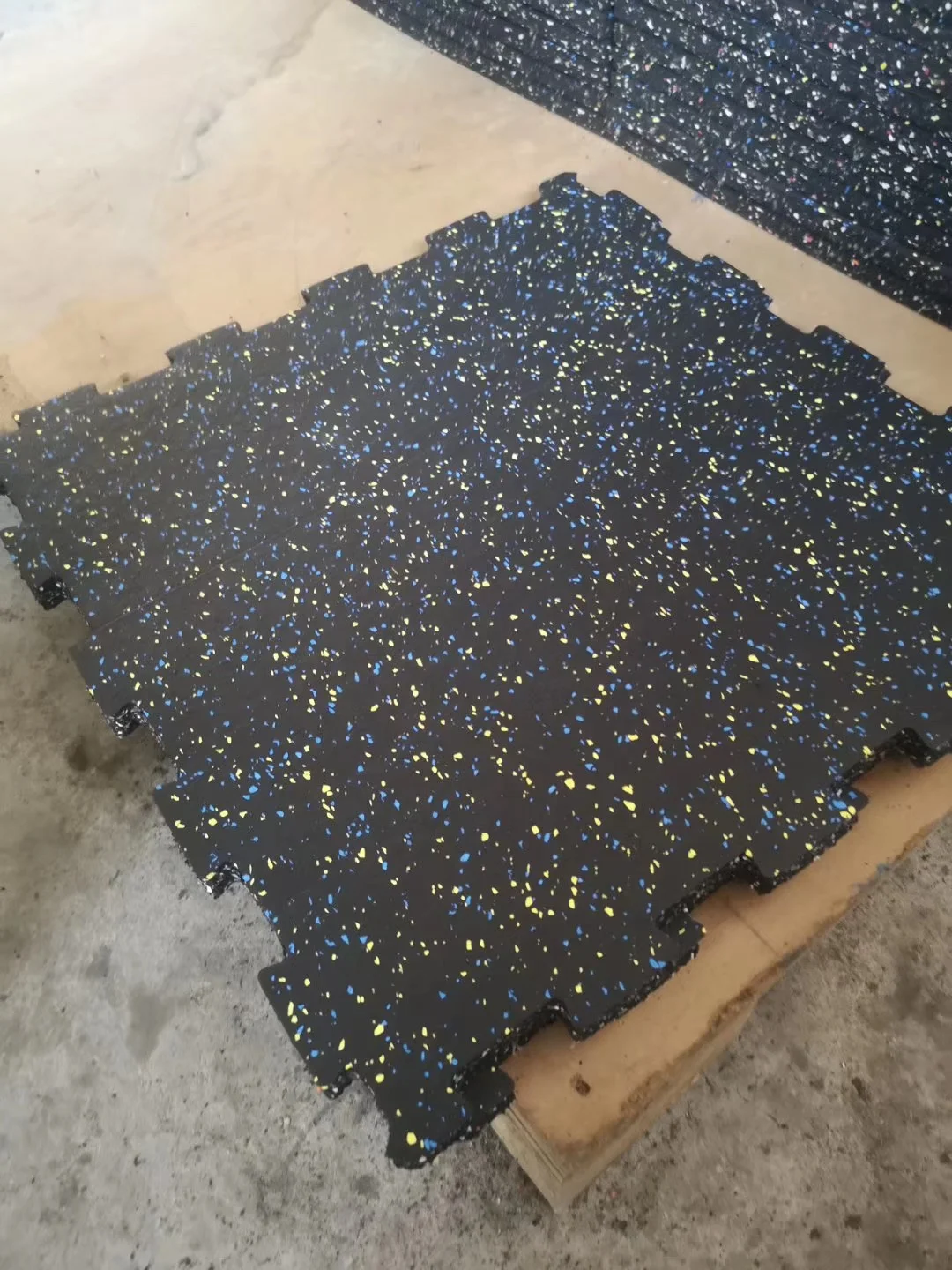 Противоскользящий напольный коврик покрытие для балкона черный Epdm тренажерный зал резиновая напольная плитка