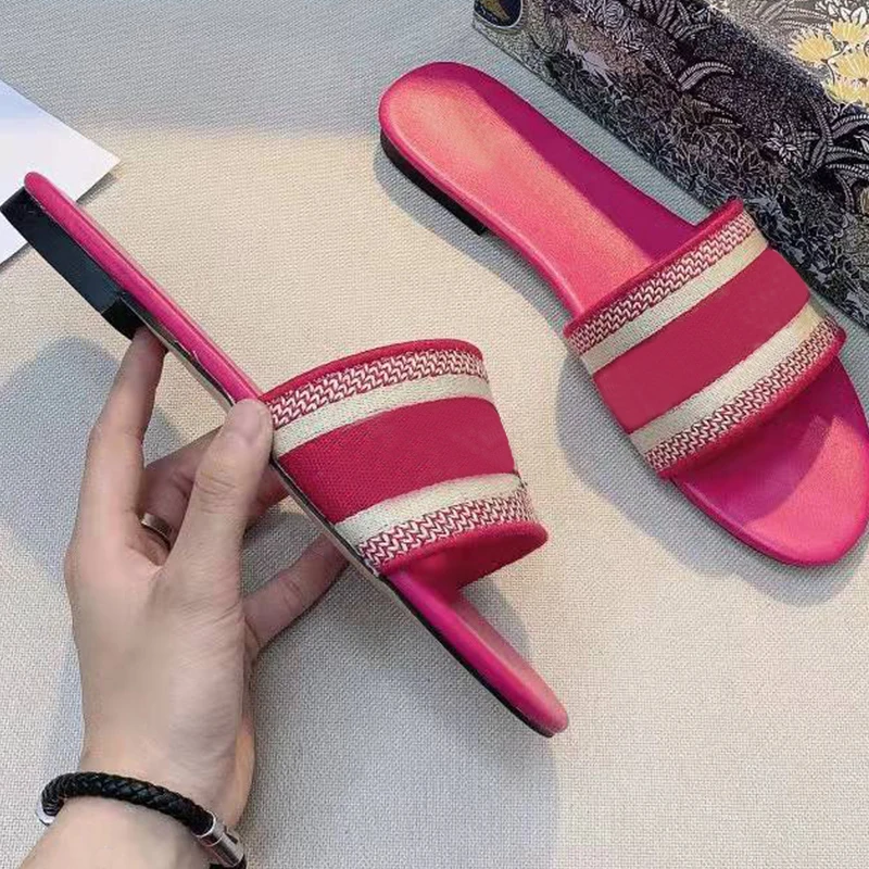 Открытый одно стринги с нашивкой в виде логотипа Тапочки роскошные женские кожаные шлепанцы; Брендовые; Дизайнерская женская