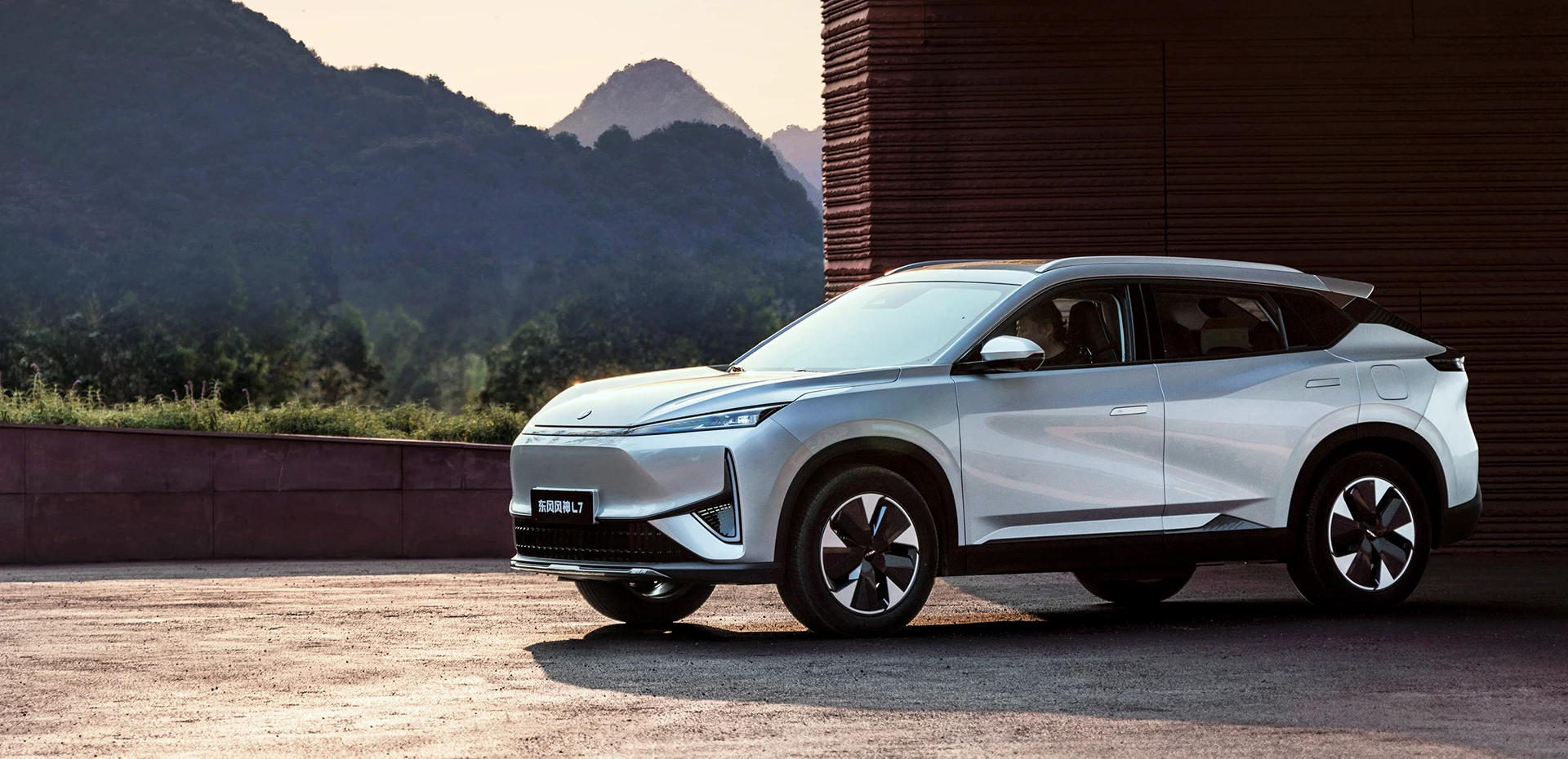 Made in China New Car Dongfeng Fengshen L7 518KM New Energy Vehicle Automatic Transmission Pure Electric Vehicle