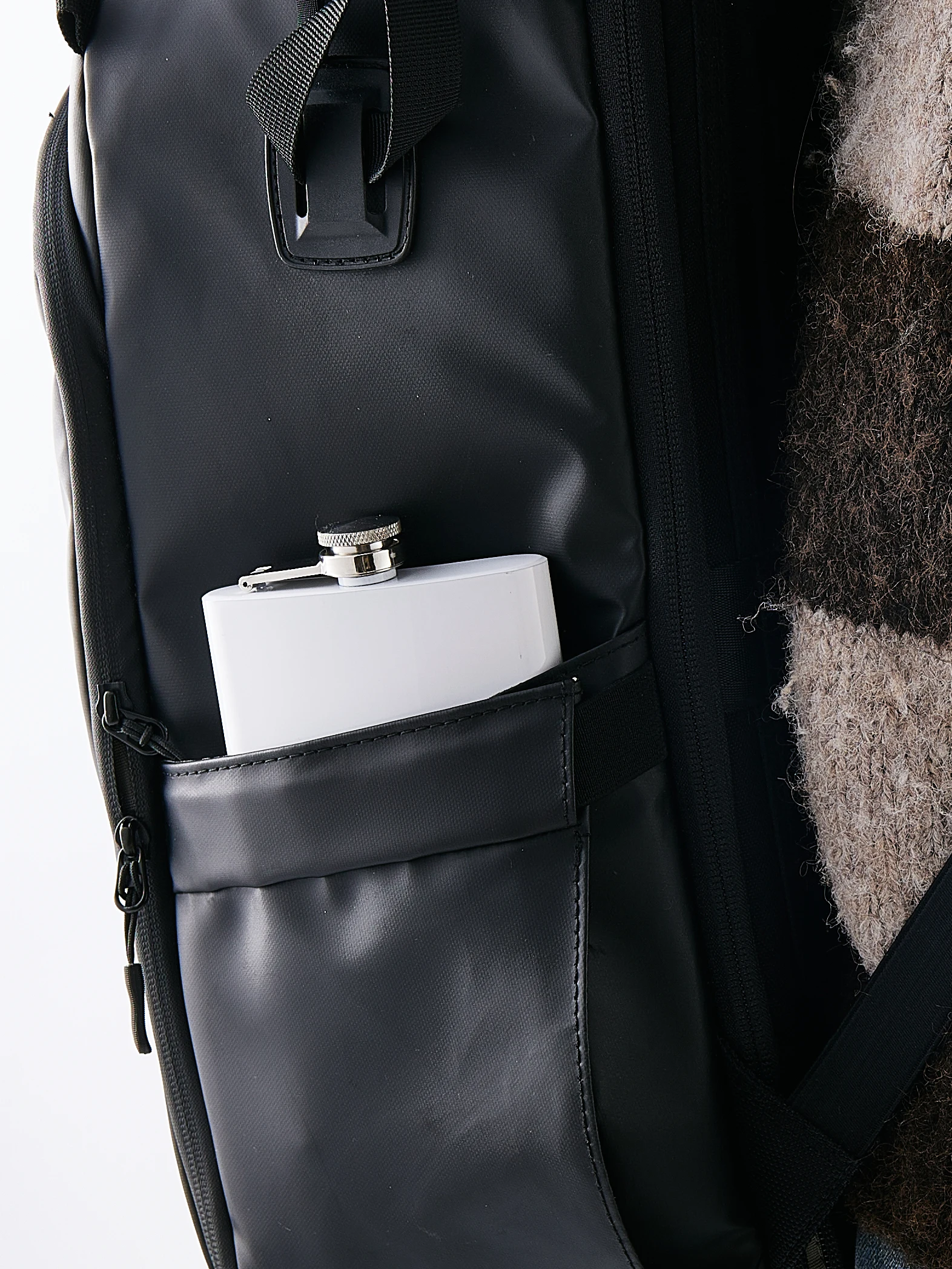 Wholesale Premium 18 oz Powder Coated White Stainless Steel Hip Flask for Camping Travel