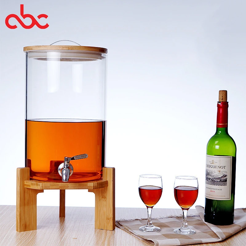 Traditional Style Heat Resistant Borosilicate Glass Juice Dispenser With Spigot For Beverages Drinks