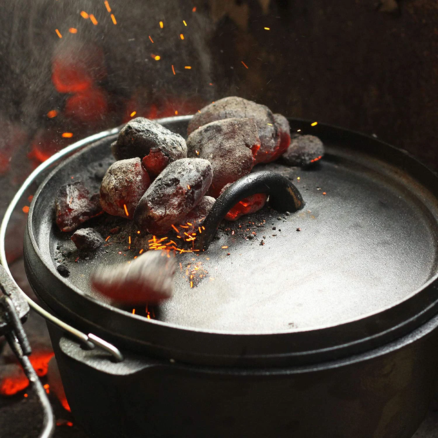 Pre seasoned outdoor camping pot three leg camping Dutch oven