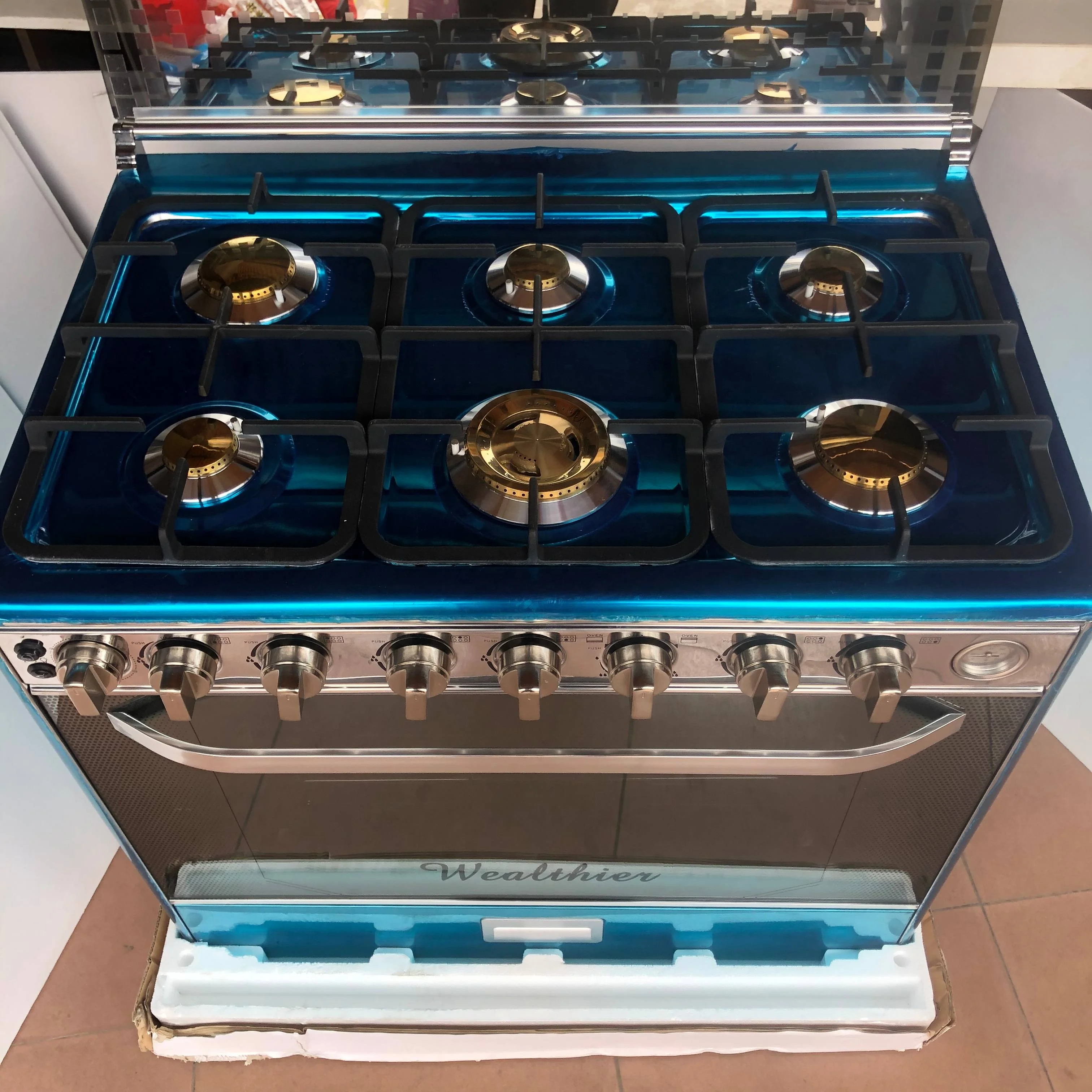Новая газовая плита с 6 горелками