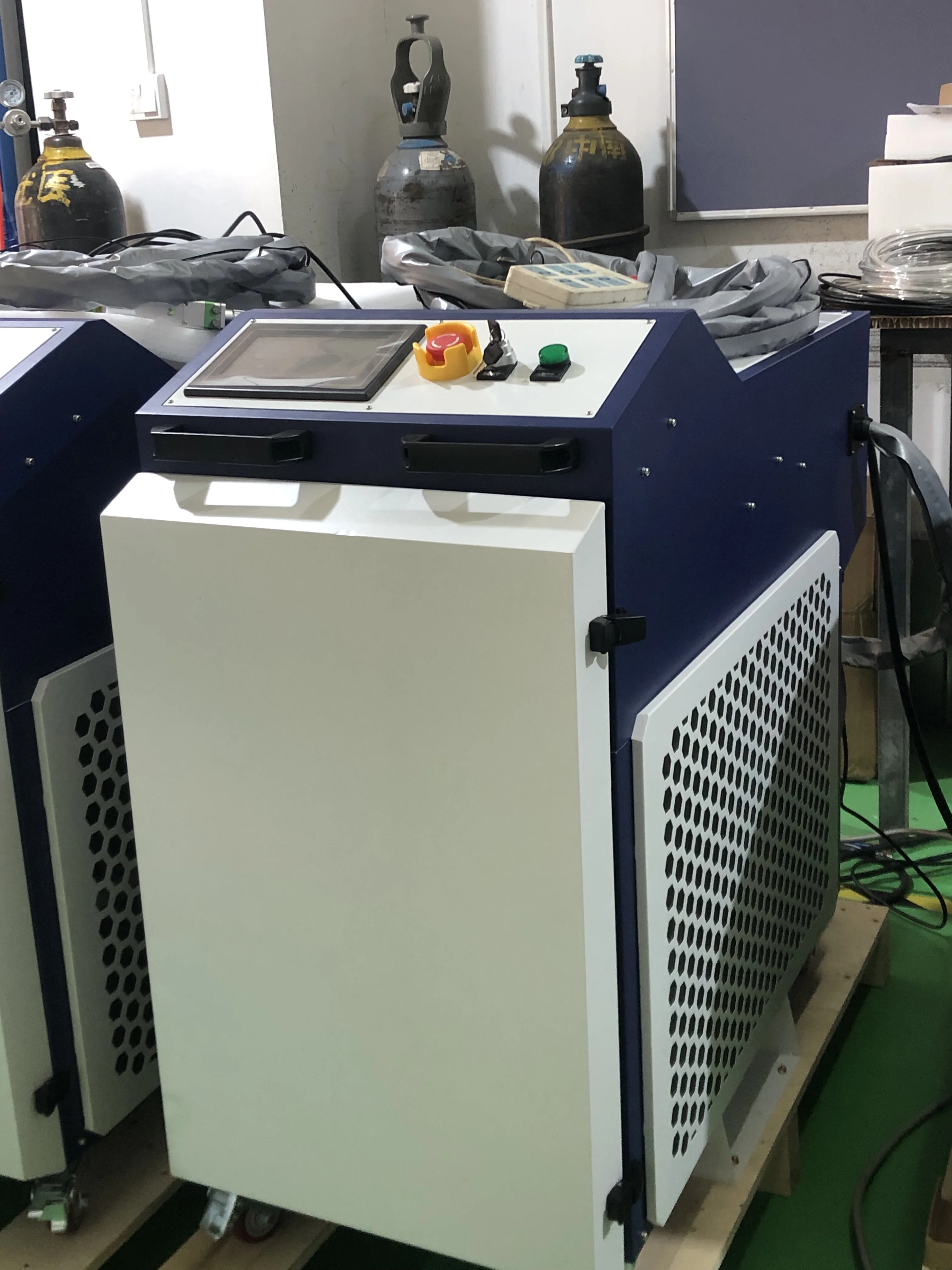 1500W 2000W 3000W 3-in-1 Handheld Automatic Fiber Laser Welder for Metal with Cutting Cleaning Functions Construction Industries