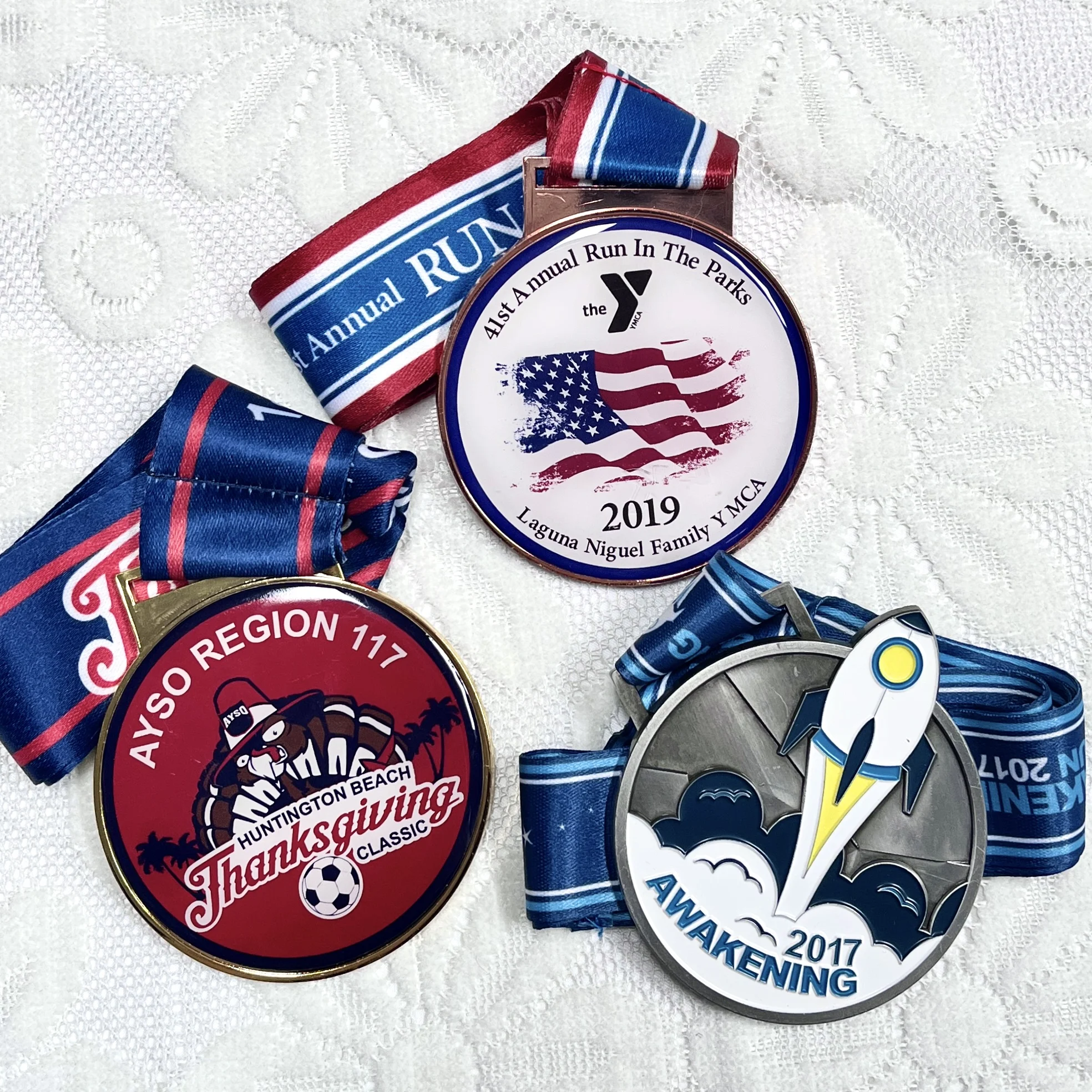 Высококачественные дешевые медали и трофеи с коробкой для литья под давлением спорт марафон карате металлические медальоны на заказ