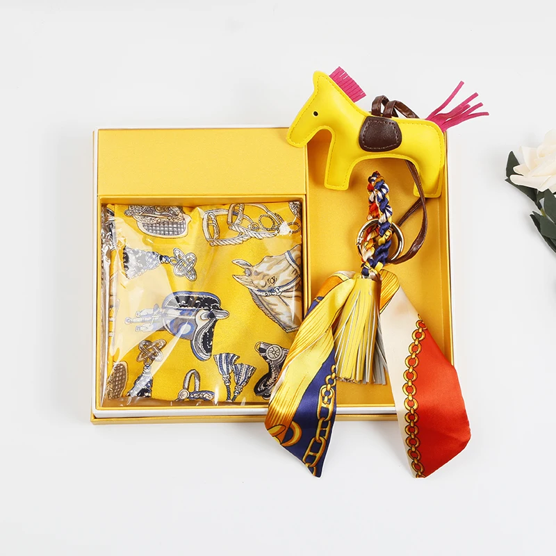 2021 New custom gifts ladies gift set for valentine gifts 100% silk scarf with horse key chain