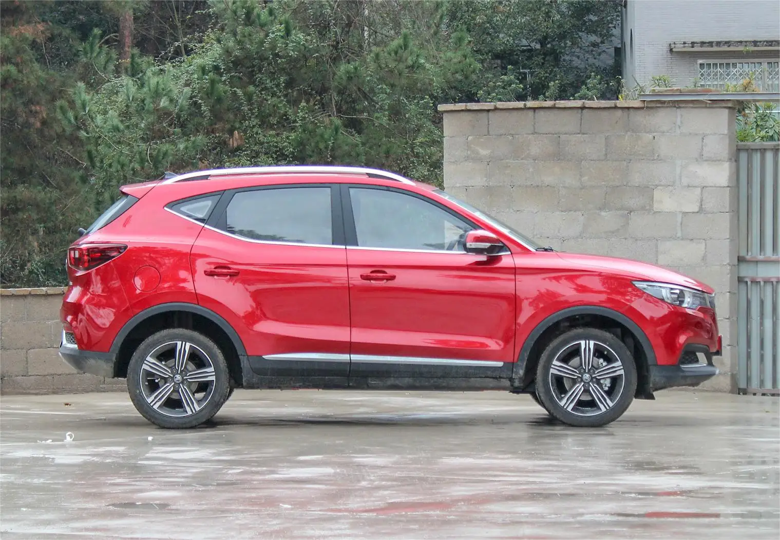 China 2023 New MG ZS Safe Oil Car with 5 Seats 4 Wheels 175km/h High Speed