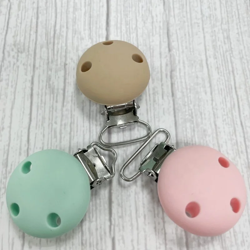 Factory Direct Wholesale BPA Free Food Grade Three Holes Multicolor Pacifier Teething Round Silicone Baby Pacifier Clip Holder