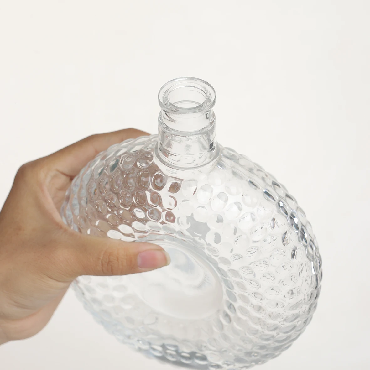 Top quality Customised Decorative Vodka Bottles Wholesalers Round Whisky Glass Bottles