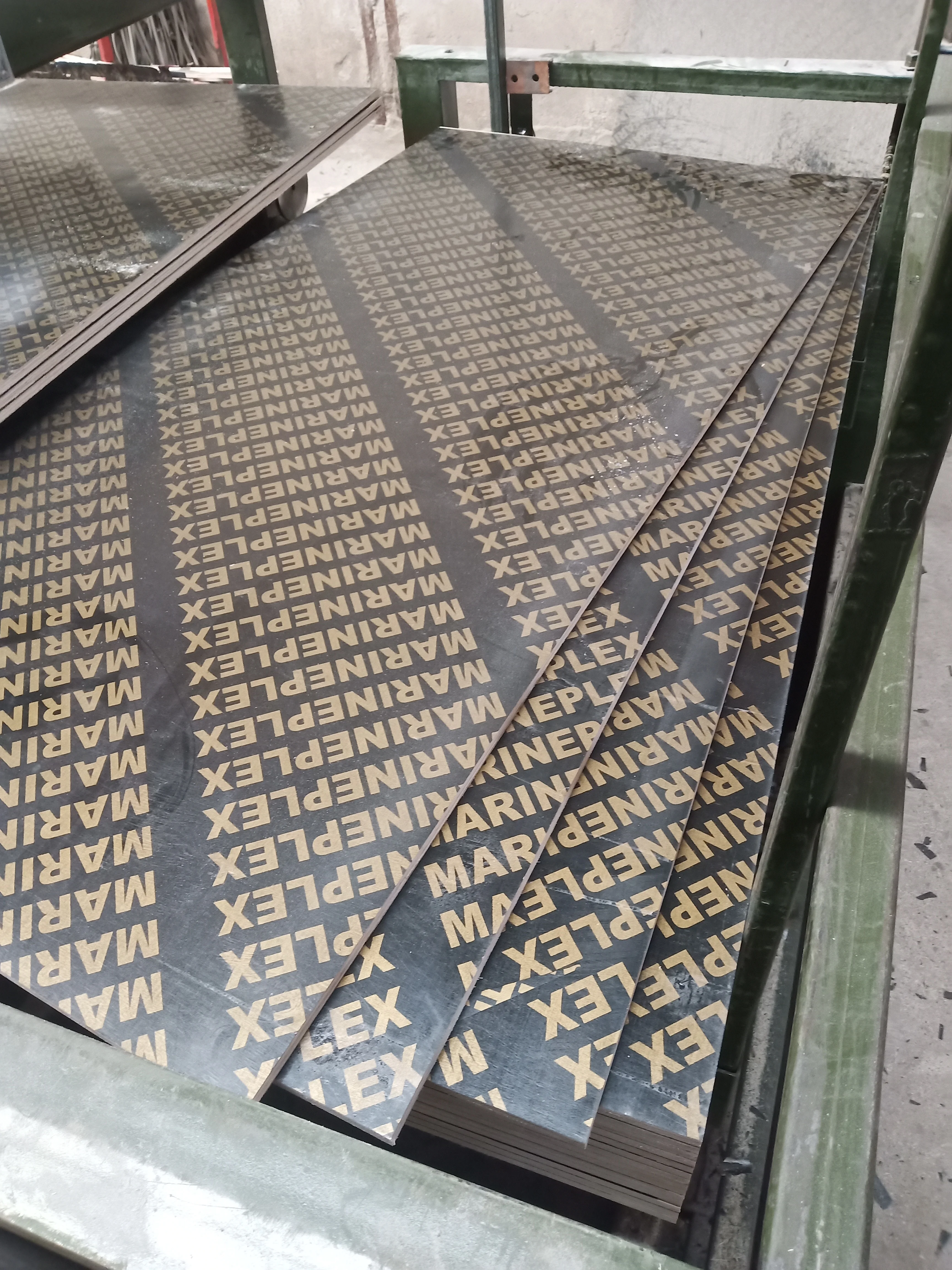 China Factory Price High Quality 18 mm Poplar Core Black Film Faced Plywood For Concrete Formwork