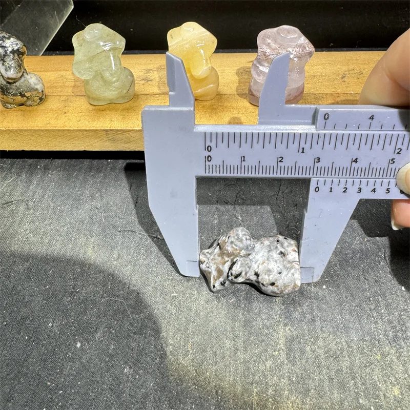 Hot Sale Fengshui Natural Crystals Healing Stones Crystal  Craft Mixed Mini Lady Body  for Souvenir