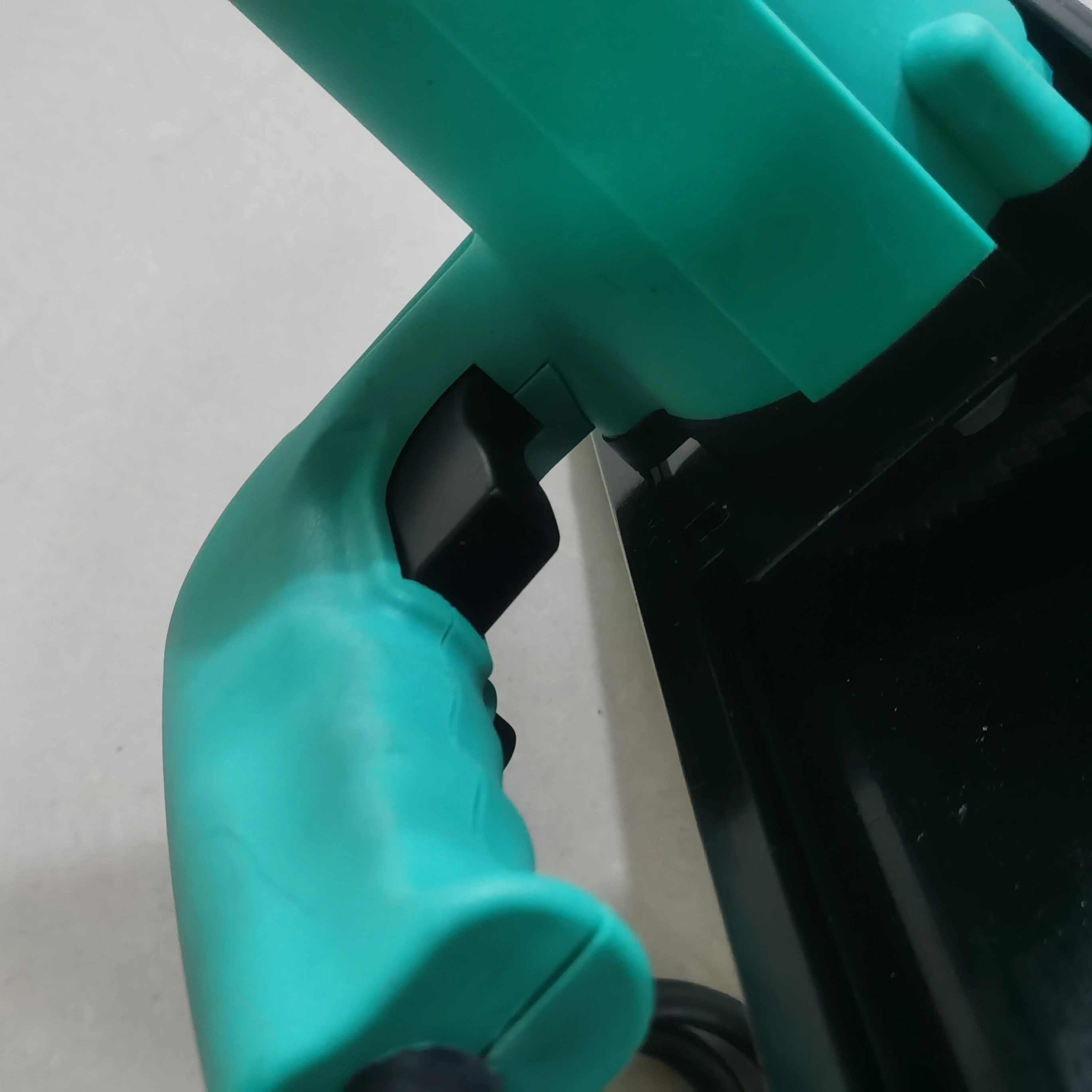 Manual cleaning machine for v port of plastic steel doors and Windows