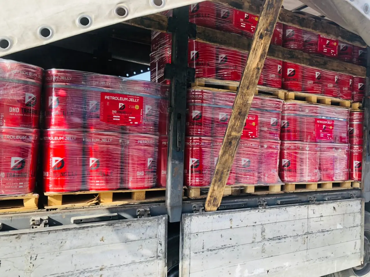 BEST SALE HIGH QUALITY WHITE PETROLEUM JELLY PACKING 20 KG Factory Direct Sales Skin Care high purity