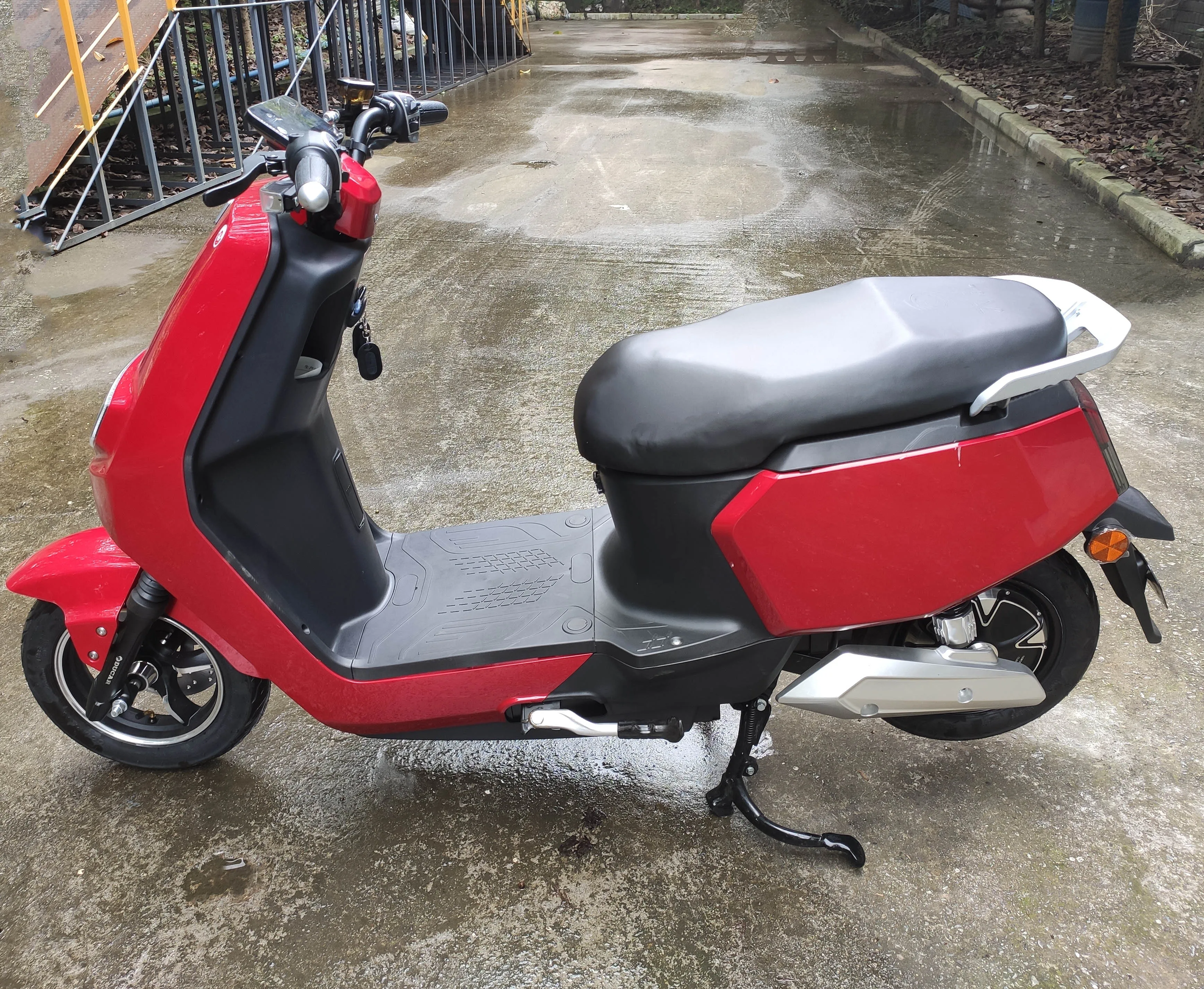 
A Hot Seller of Cheap Electric Two-wheelers 1200W Electric Motor Disc Brake 2 Persons 40 - 60km/h 72v/20-30ah Brushless 3.00-10 