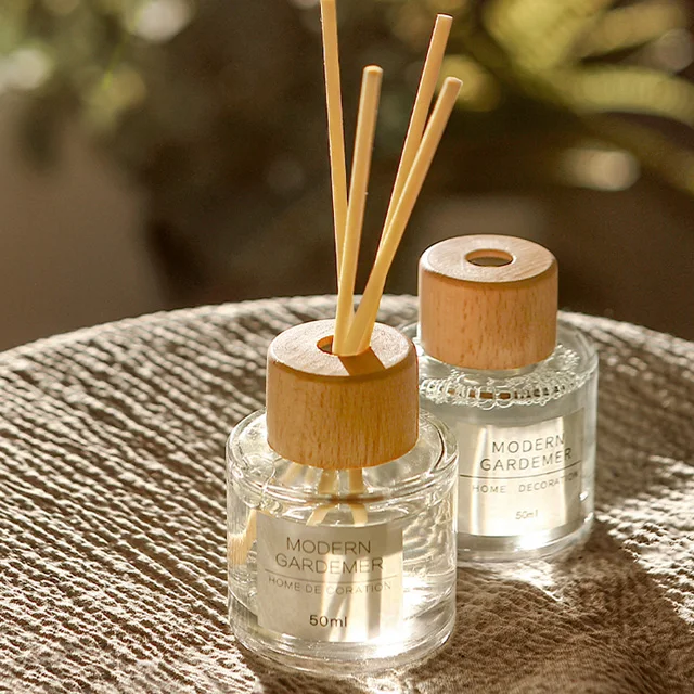 Vietnam Classic Aroma Reed Diffuser Bottle Clear Flat round Empty Glass Jar with Wooden Cap 100ml 200ml Volumes for Glasses Use