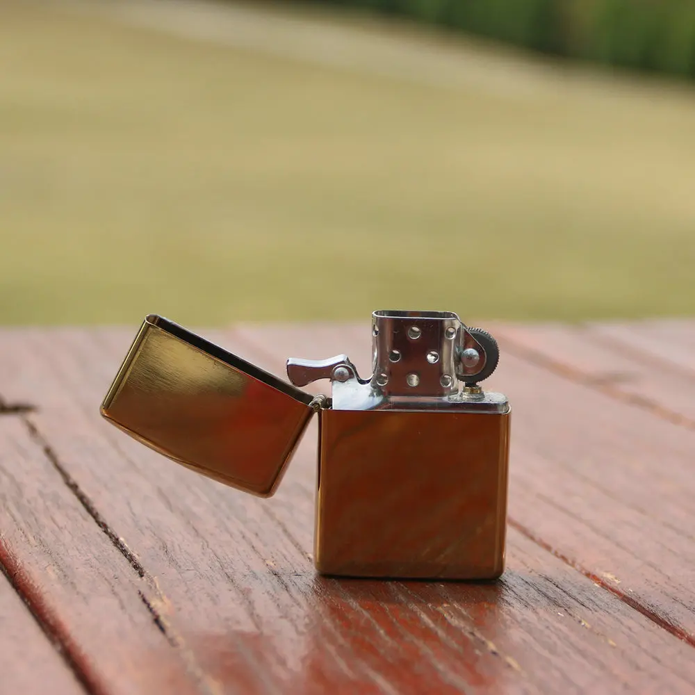 Логотип клиента золотистого или серебристого цвета металлических нефти зажигалка