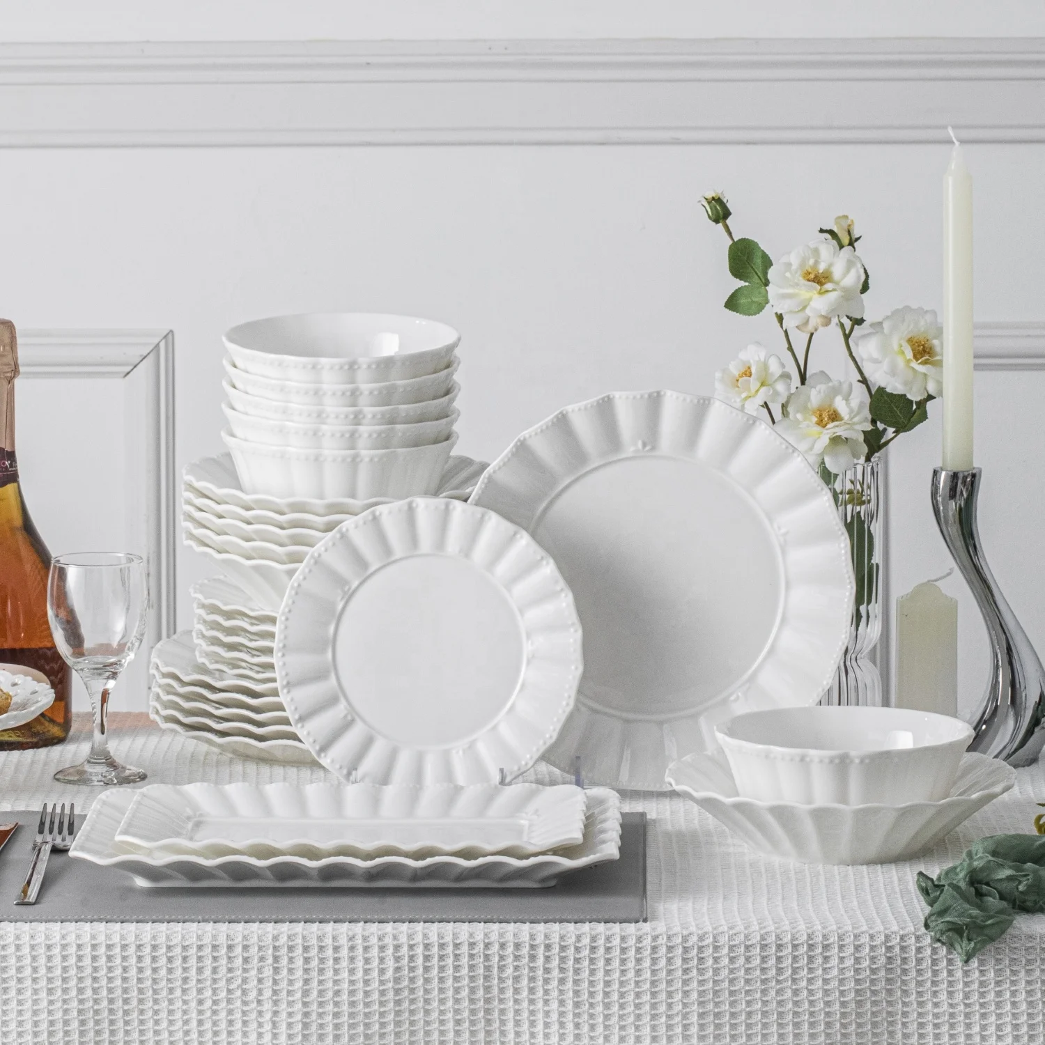 Popular Embossed Luxury Porcelain White Dinner Plates Scalloped Edge Weddings Charger Plate for Hotels and Retailers