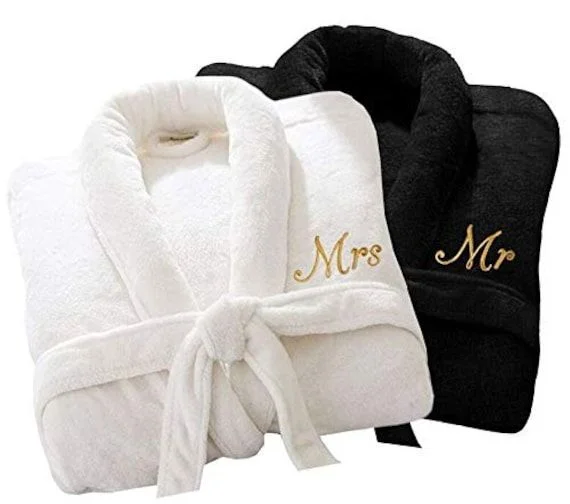 Small MOQ 100% Coral Fleece Bathrobe Embroider Black White Bath Robe Super Fluffy Soft Mr and Mrs Bathrobes for Men Women