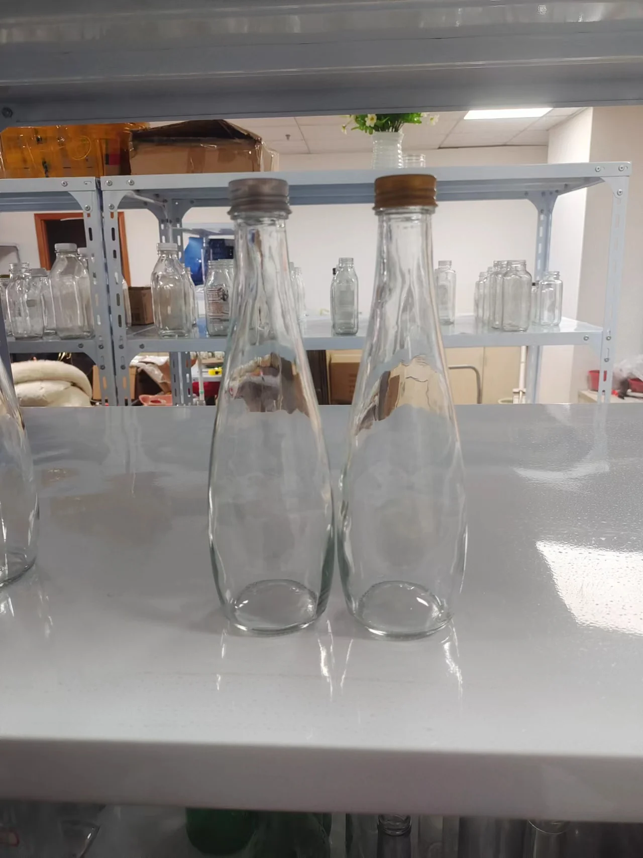 Spot wholesale transparent glass orange juice bottles, beverage juice bottles, straight round soda bottles 330ml manufacturers