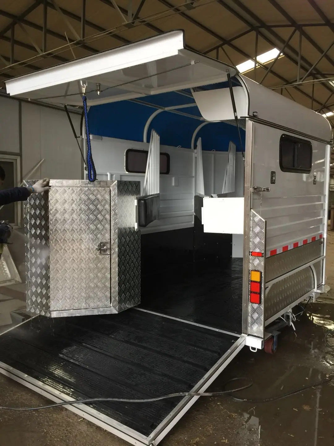 New 2-Horse Angle Loading  Float Horse Trailer with Box for Car Use