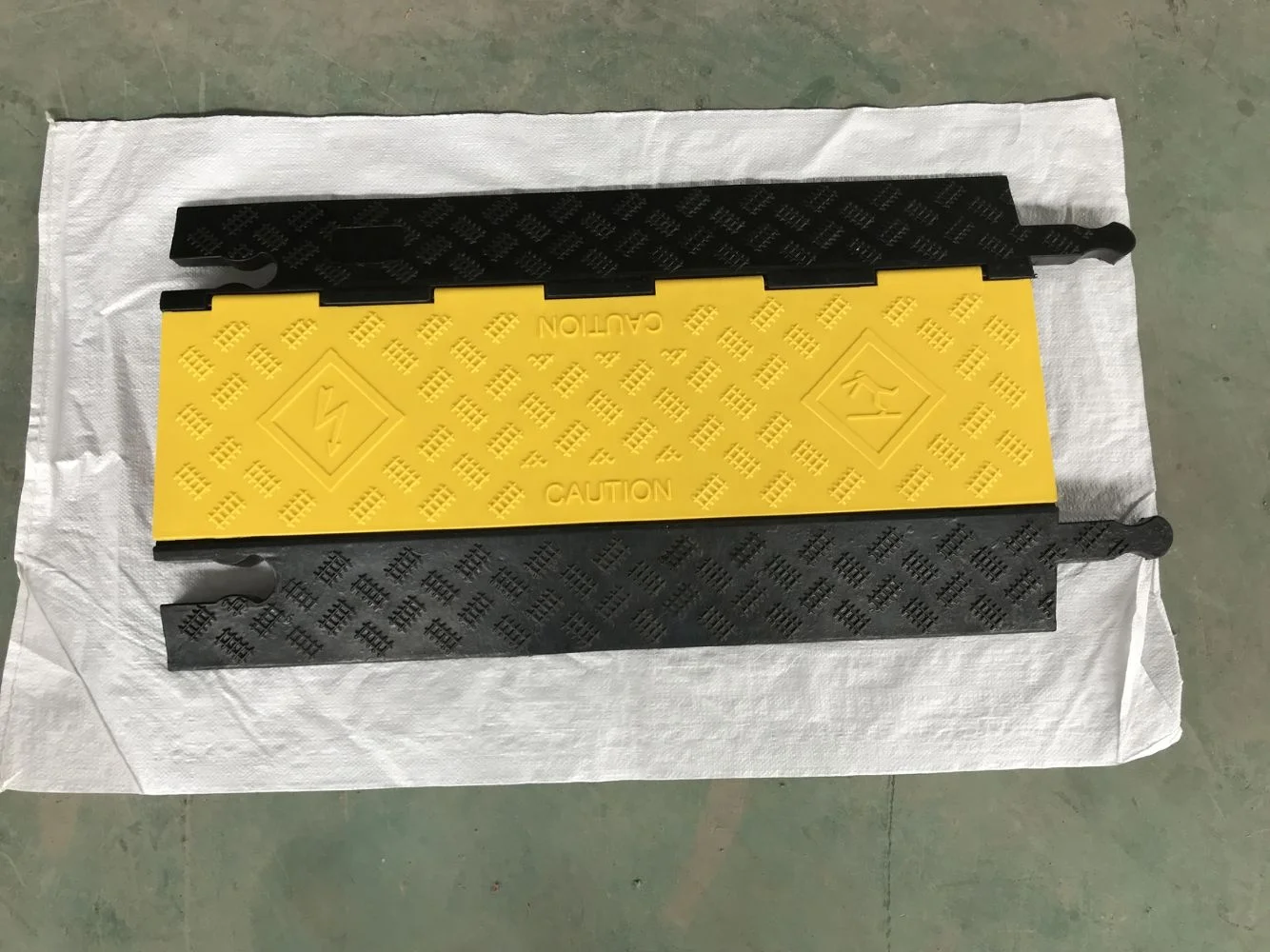 Polite Multi Channel size 5 Channel Floor Cable Protector,Rubber Cable Wire Cover Ramp with Protect Cables rubber speed bump