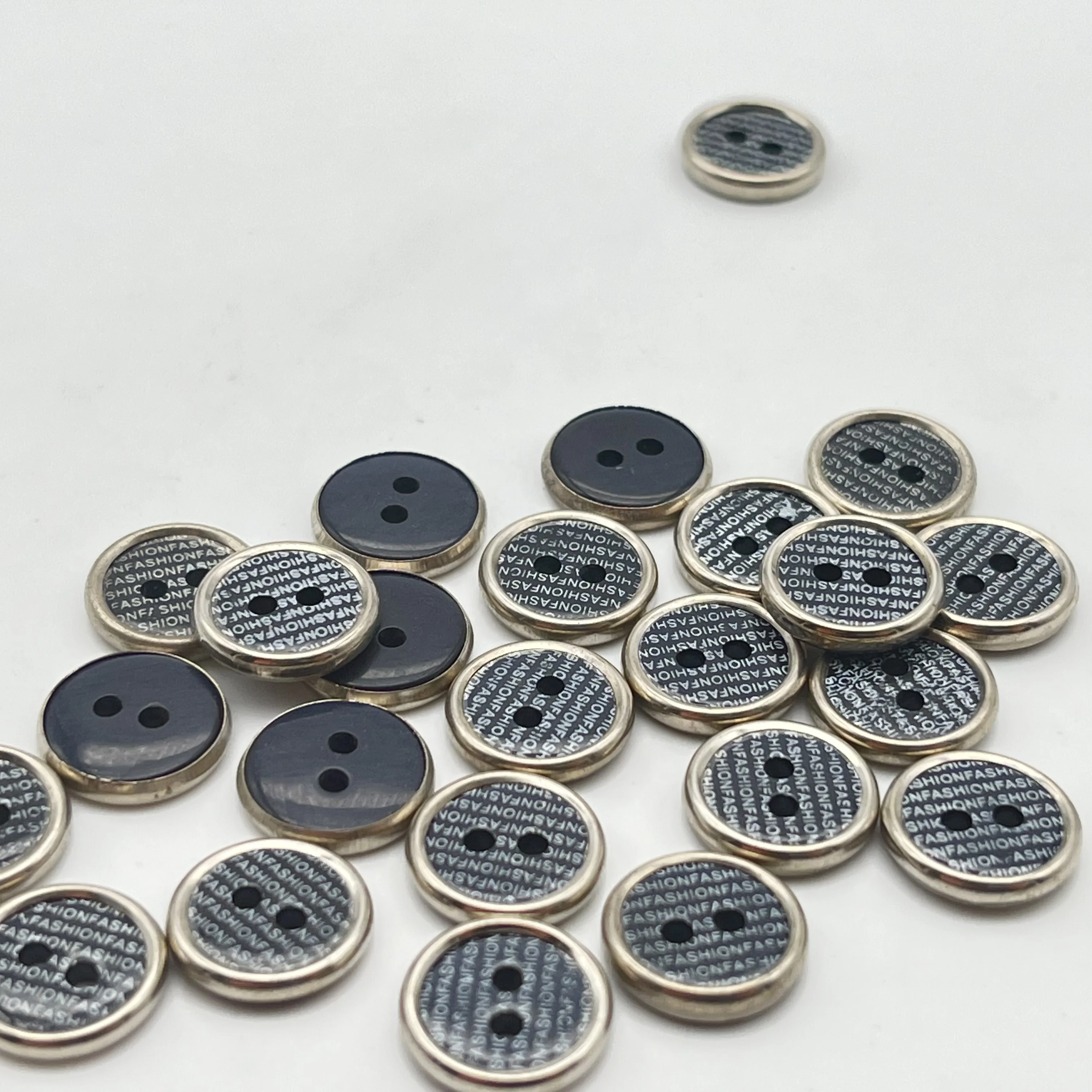 Новинка 2022, популярный размер логотипа, цветные полимерные пуговицы с двумя отверстиями для рубашек
