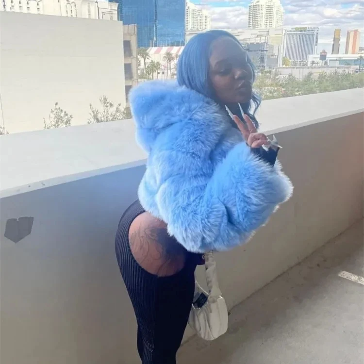 Wholesale fashion pink faux fur short coat winter cropped bubble hooded jacket for women