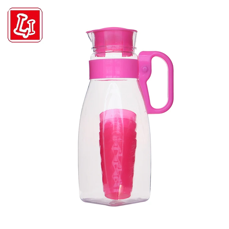 Большой емкости прозрачный чайник пластиковый продукт содержит небольшую чашку