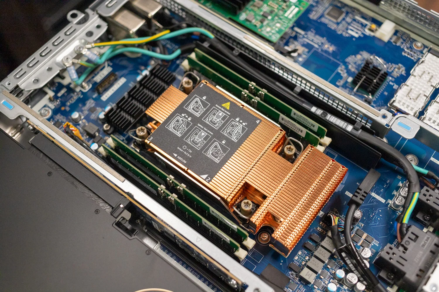 JLSFT Intel Xeon W-Series стеллаж компьютерный ПК Z4 G5 675 Вт/Xeon W3-2425/32 ГБ DDR5 / 512SSD/T400 4G/DVDRW